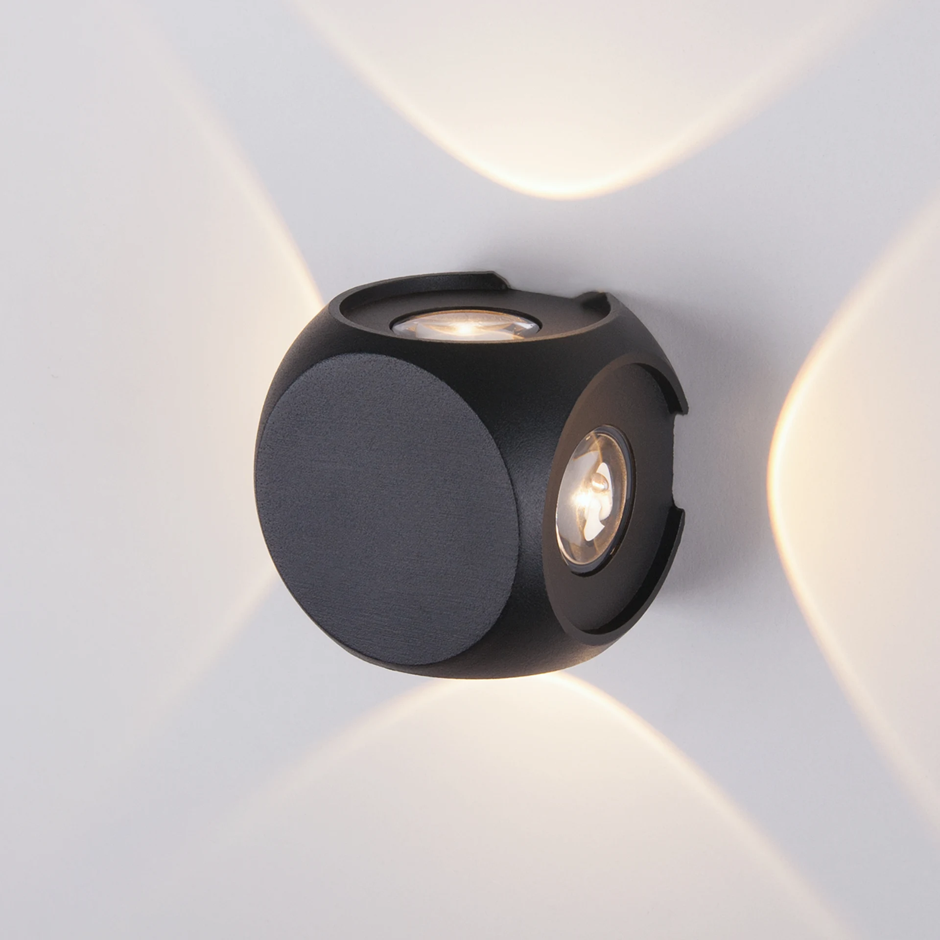 Уличный настенный светильник Elektrostandard Сube 1504 TECHNO LED CUBE черный